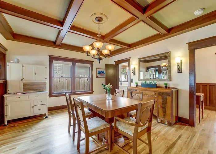 3 Blocks To Plaza! Historic Gem W/ Grill Holiday home