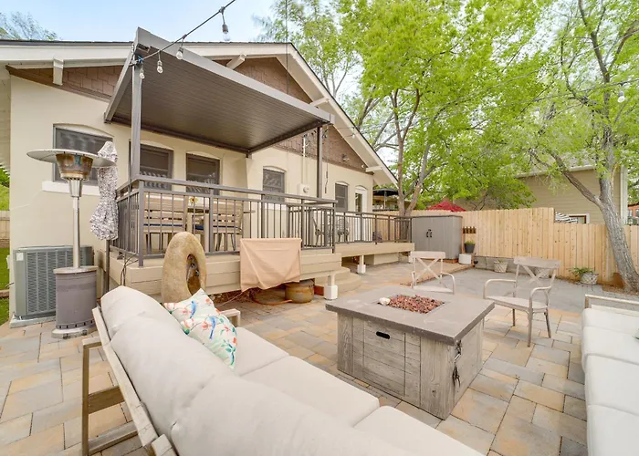 Holiday home 3 Blocks To Plaza! Historic Gem W/ Grill