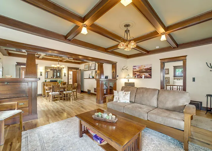 3 Blocks To Plaza! Historic Gem W/ Grill Holiday home *