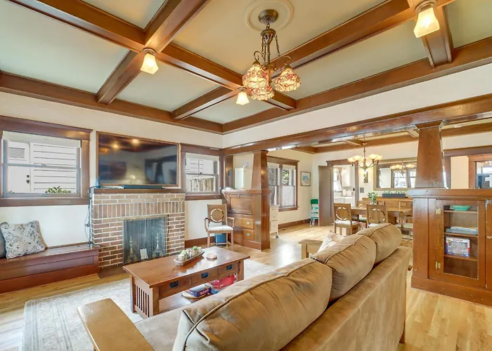Holiday home 3 Blocks To Plaza! Historic Gem W/ Grill
