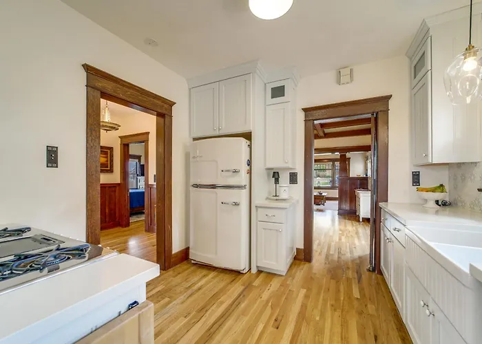 3 Blocks To Plaza! Historic Gem W/ Grill