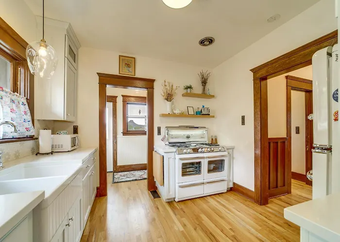 Holiday home 3 Blocks To Plaza! Historic Gem W/ Grill Prescott