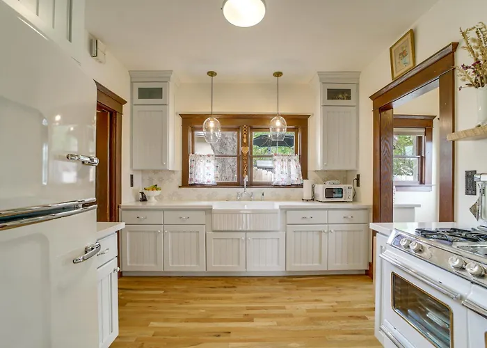 Holiday home 3 Blocks To Plaza! Historic Gem W/ Grill Prescott