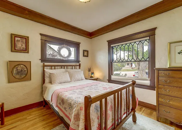 3 Blocks To Plaza! Historic Gem W/ Grill Holiday home *