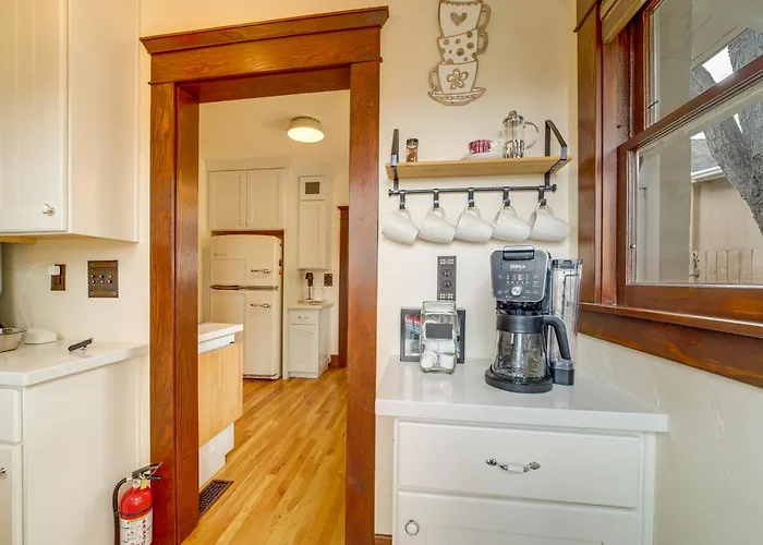 Holiday home 3 Blocks To Plaza! Historic Gem W/ Grill *