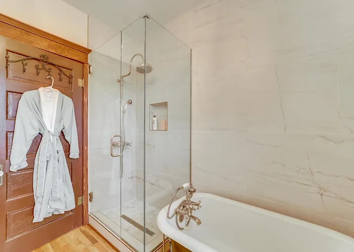 Holiday home 3 Blocks To Plaza! Historic Gem W/ Grill *