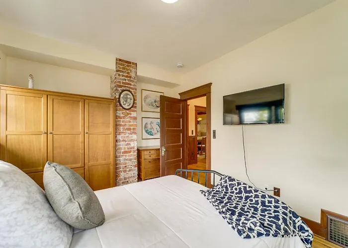 3 Blocks To Plaza! Historic Gem W/ Grill