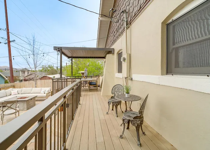 Holiday home 3 Blocks To Plaza! Historic Gem W/ Grill