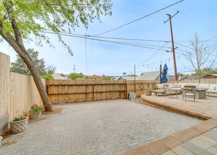 Holiday home 3 Blocks To Plaza! Historic Gem W/ Grill *